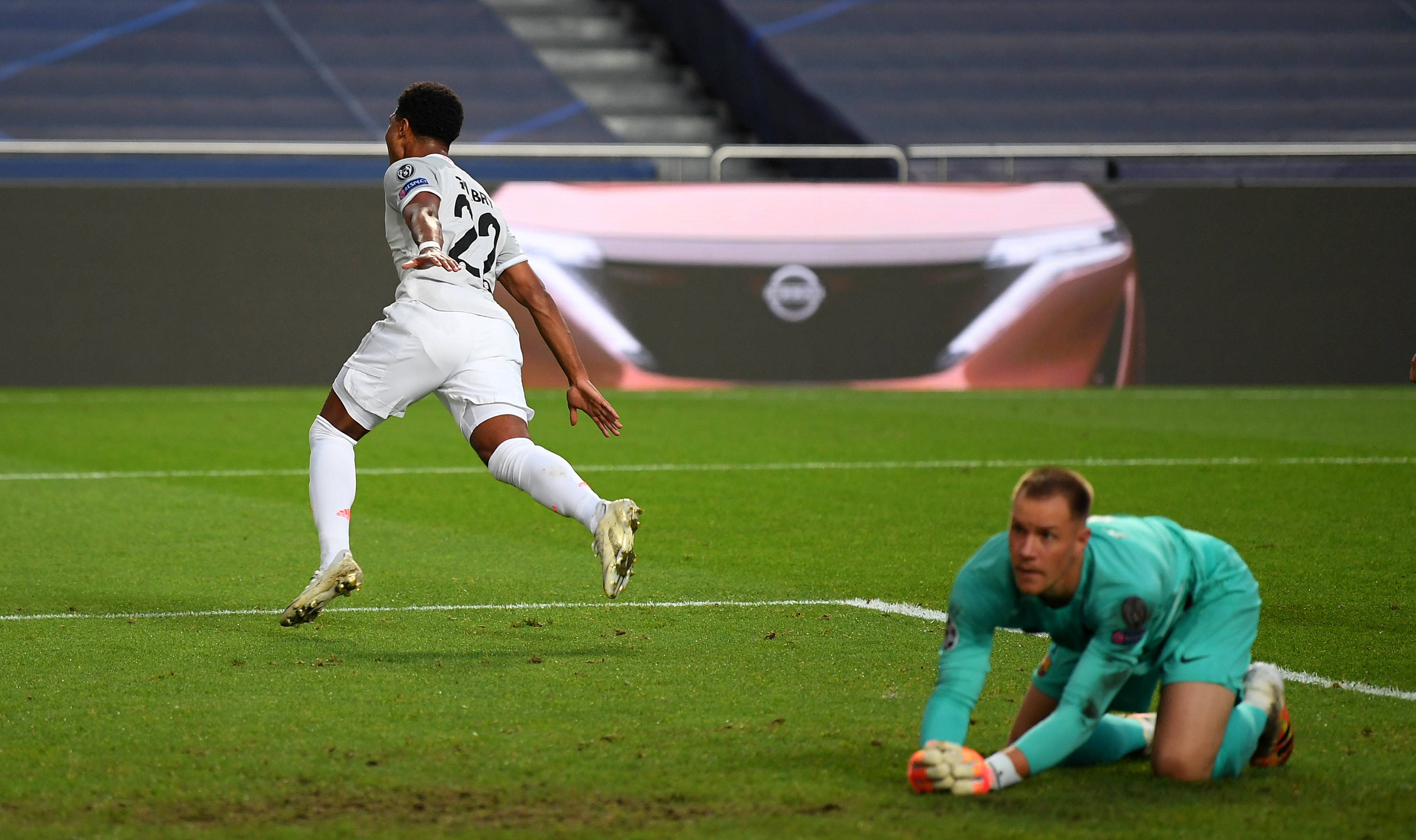 KPL最无敌英雄就是她，这英雄难道有手就能玩？