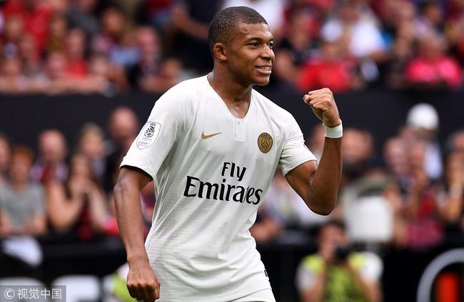 罗云熙与LPL四支出征队伍合照：LPL加油出征顺利，等凯旋！